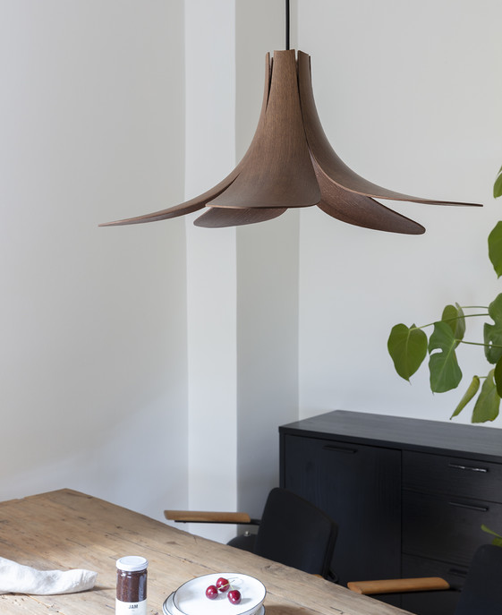 Dizajnové tienidlo použiteľné ako závesná alebo stojacia lampa, originálny drevený dizajn