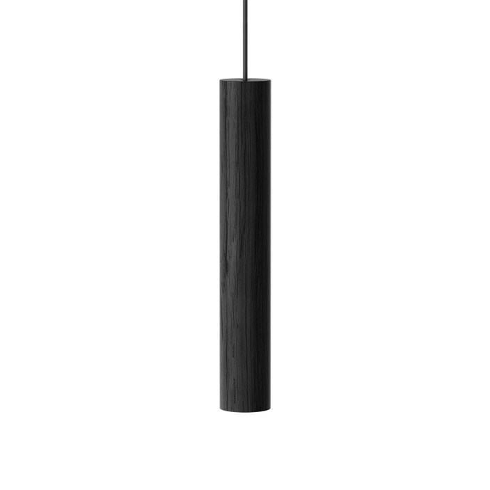 Závesná lampa UMAGE Chimes. Kombinácia svetlého alebo tmavého dreva, čiernej s čiernym textilným káblom (čierna)