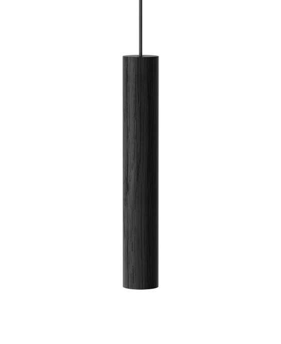 Závesná lampa UMAGE Chimes. Kombinácia svetlého alebo tmavého dreva, čiernej s čiernym textilným káblom