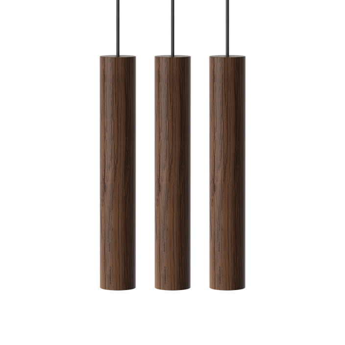 Závesná lampa UMAGE Chimes Cluster. Kombinácia svetlého alebo tmavého dreva, čierna s čiernym textilným káblom (tmavý dub)