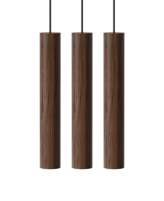 Závesná lampa UMAGE Chimes Cluster. Kombinácia svetlého alebo tmavého dreva, čierna s čiernym textilným káblom