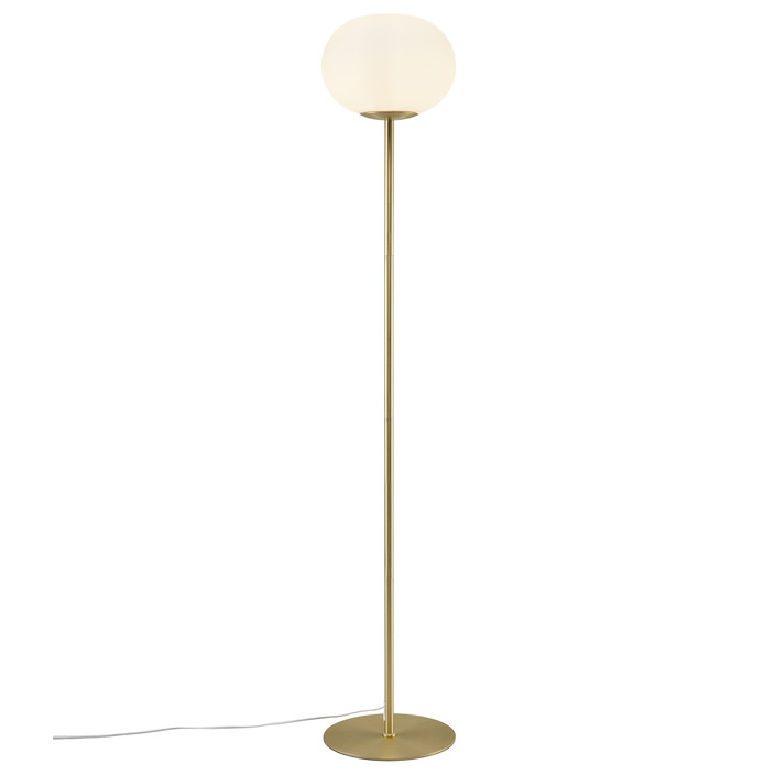 Stojacia lampa Alton od Nordluxu. Spojenie jednoduchosti a elegancie (opálové sklo, mosadz)