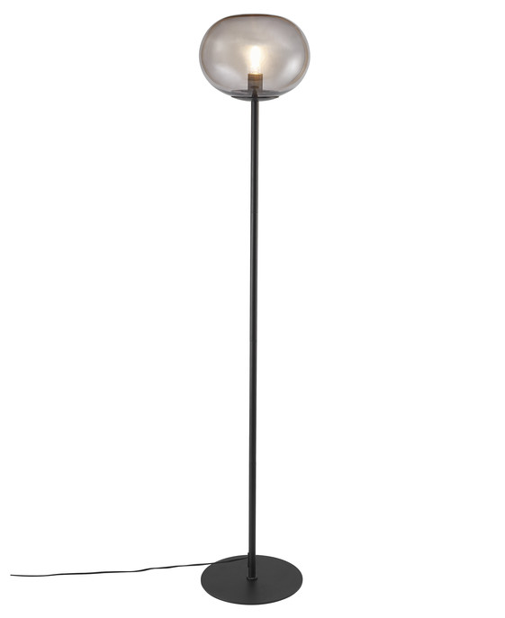 Stojacia lampa Alton od Nordluxu. Spojenie jednoduchosti a elegancie