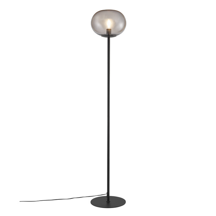 Stojacia lampa Alton od Nordluxu. Spojenie jednoduchosti a elegancie (dymové sklo, čierna)