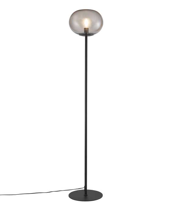 Stojacia lampa Alton od Nordluxu. Spojenie jednoduchosti a elegancie