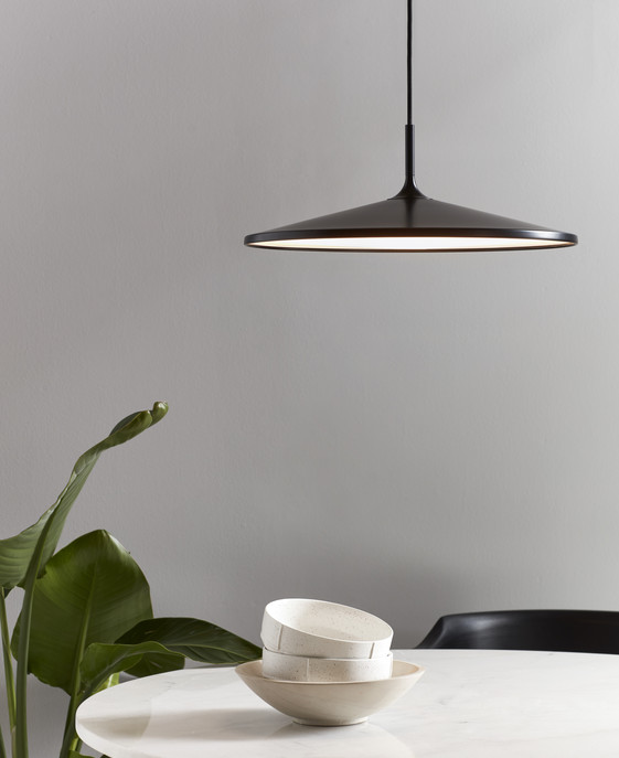 Minimalistické, jednoduché a funkčné stropné svietidlo Balance so zabudovaným stmievačom