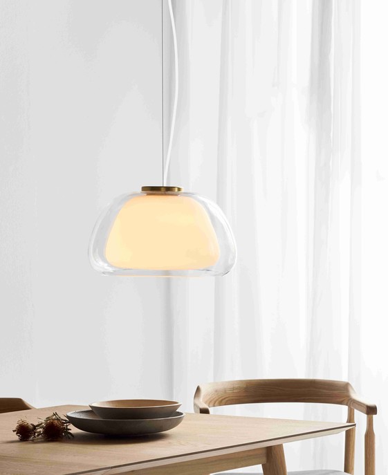 Závesná lampa z dvoch vrstiev skla s mosadzným detailom navrchu, to je Nordlux Jelly.