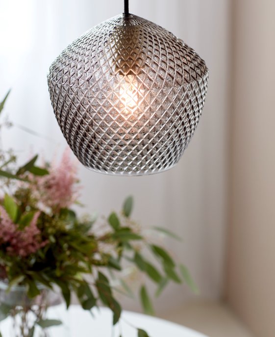Elegantné závesné svetlo z brúseného skla s diamantovým vzorom a mosadzným prvkom – Nordlux Orbiform.