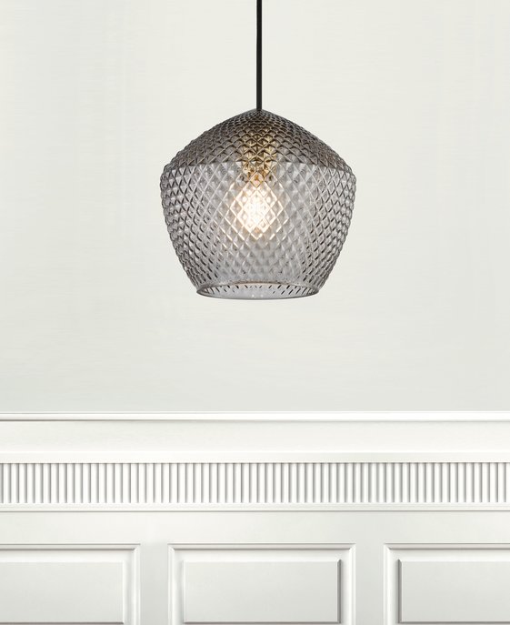 Elegantné závesné svetlo z brúseného skla s diamantovým vzorom a mosadzným prvkom – Nordlux Orbiform.