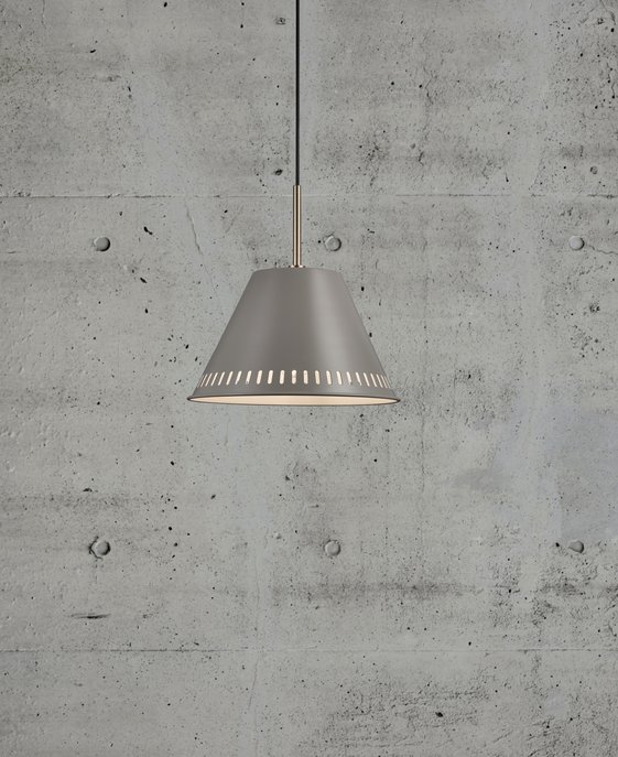 Elegantné, ľahko industriálne svietidlo s mosadzným detailom a zaujímavým svetelným efektom – Nordlux Pine.
