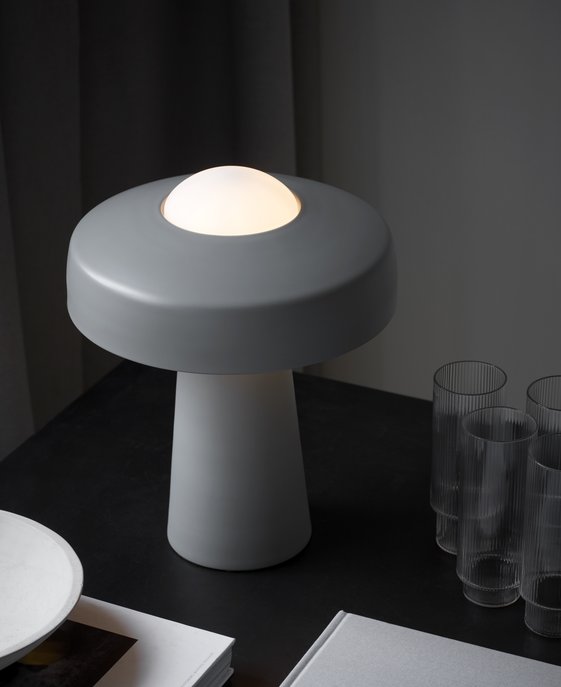 Jednoduchá stolová lampa Time kombinuje matný kov a opálové sklo v najlepšej kvalite.