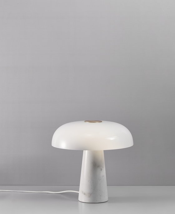 Stolová lampa Nordlux Glossy z exkluzívnych materiálov, ako je mramor, mosadz a opálové sklo, je stelesnením vkusného a mimoriadne elegantného dizajnu