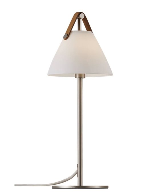 Stolová lampička Strap od Nordluxu – trendová kombinácia kovu a kože