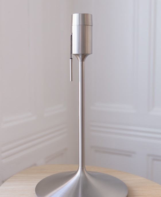Jednoduchý a elegantný stolný stojan Champagne. Vhodný pre väčšinu menších tienidiel UMAGE