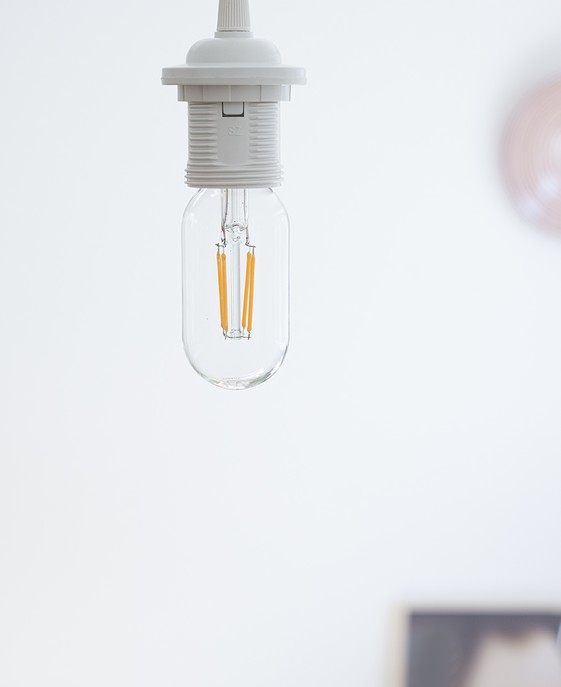 2W LED žiarovka UMAGE Idea s priemerom 4,5 cm, vhodná pre svietidlá so závitom E27 nielen značky UMAGE.