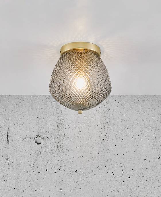 Elegantné stropné svetlo z brúseného skla s diamantovým vzorom, mosadzným krytom – Nordlux Orbiform.