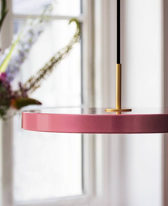 Jednoduchá a originálna závesná lampa UMAGE Asteria v tvare disku. Kovové tienidlo, LED žiarovka. Šesť farieb
