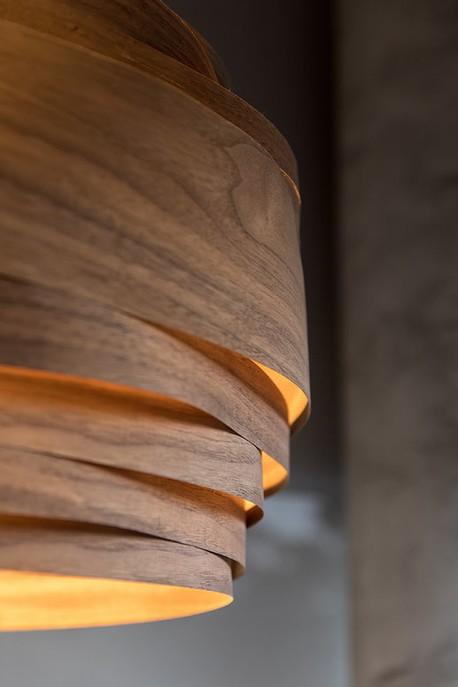 Udržateľná elegantná závesná lampa z dyhy – Studio Vayehi Light Cloud 40 v troch vyhotoveniach – javor, orech, bambus.