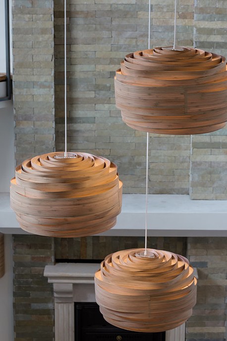 Udržateľná elegantná závesná lampa z dyhy – Studio Vayehi Light 70 Cloud v troch vyhotoveniach – javor, orech, bambus.