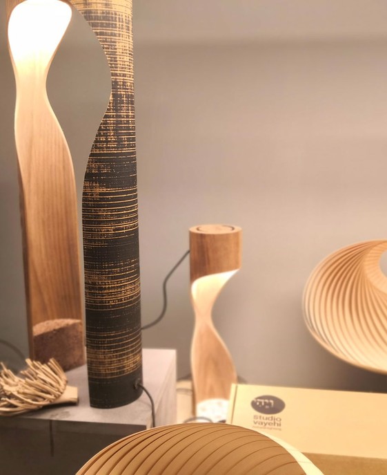 Stojacia lampa od Studia Vayehi, Monk z ohýbaného dreva s LED svetlom, možnosť výberu z troch druhov dýh – dub, jaseň a orech – a farby podstavca – biela, okrová, sivá, tmavohnedá, kovová.