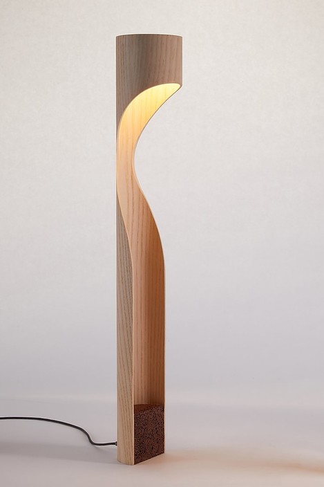 Stojacia lampa od Studia Vayehi, Monk z ohýbaného dreva s LED svetlom, možnosť výberu z troch druhov dýh – dub, jaseň a orech – a farby podstavca – biela, okrová, sivá, tmavohnedá, kovová. (Dyha: dub)
