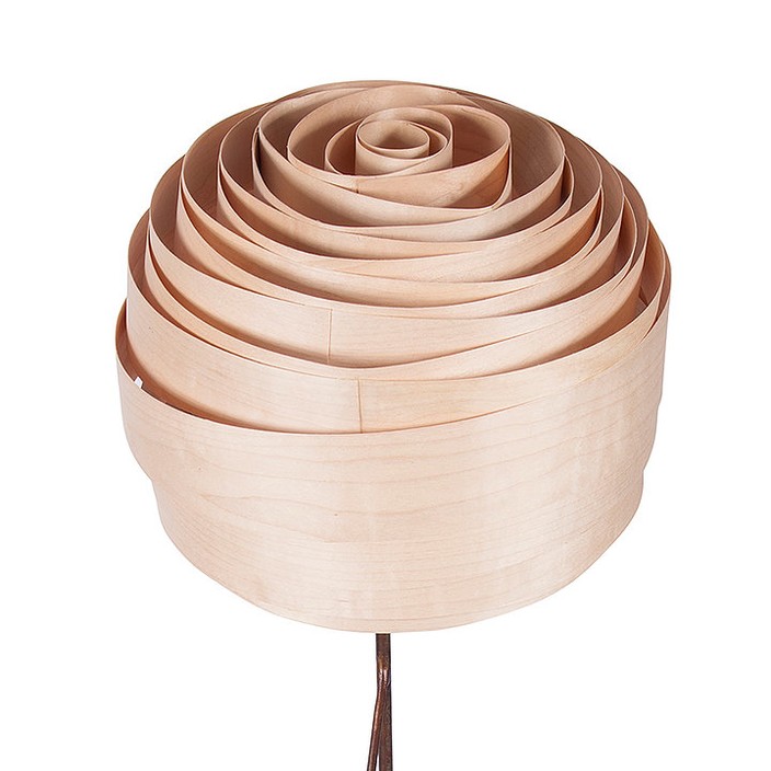 Stojacia lampa pripomínajúca ružu z dreva na kovovom podstavci, možnosť výberu z dvoch veľkostí, svetlo Vayehi Roza. (Výška: 130cm)