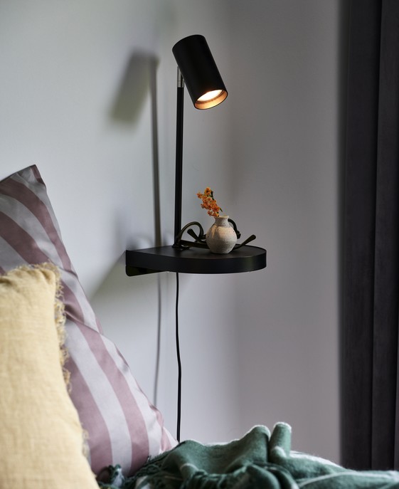 Nástenná lampička Nordlux Cody s poličkou, na ktorú si môžete odložiť drobnosti alebo telefón, ktorý si zároveň ľahko dobijete vďaka USB vstupu. K dispozícii v troch farbách – zelenej, čiernej a bielej