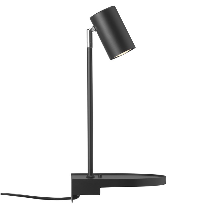 Nástenná lampička Nordlux Cody s poličkou, na ktorú si môžete odložiť drobnosti alebo telefón, ktorý si zároveň ľahko dobijete vďaka USB vstupu. K dispozícii v troch farbách – zelenej, čiernej a bielej (čierna)