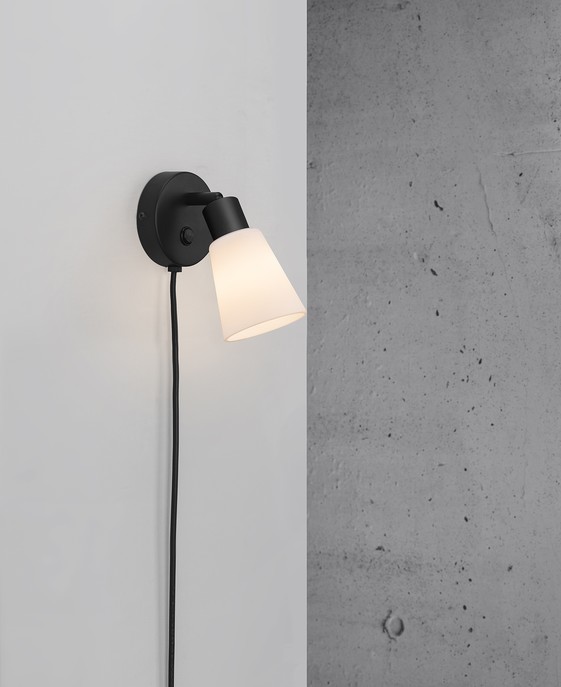 Minimalistická nástenná lampička Nordlux Cole v čiernej farbe s tienidlom z opálového skla, možnosť zakúpenia lampičky s jedným alebo dvoma tienidlami