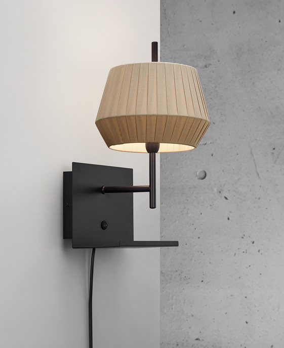 Originálna nástenná lampička Nordlux Dicte s efektom tlmeného svetla, s USB vstupom a integrovanou poličkou na odkladanie drobných vecí, dostupná v bielej alebo béžovej farbe.