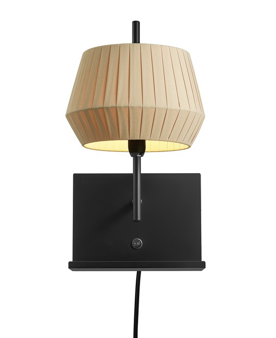 Originálna nástenná lampička Nordlux Dicte s efektom tlmeného svetla, s USB vstupom a integrovanou poličkou na odkladanie drobných vecí, dostupná v bielej alebo béžovej farbe.