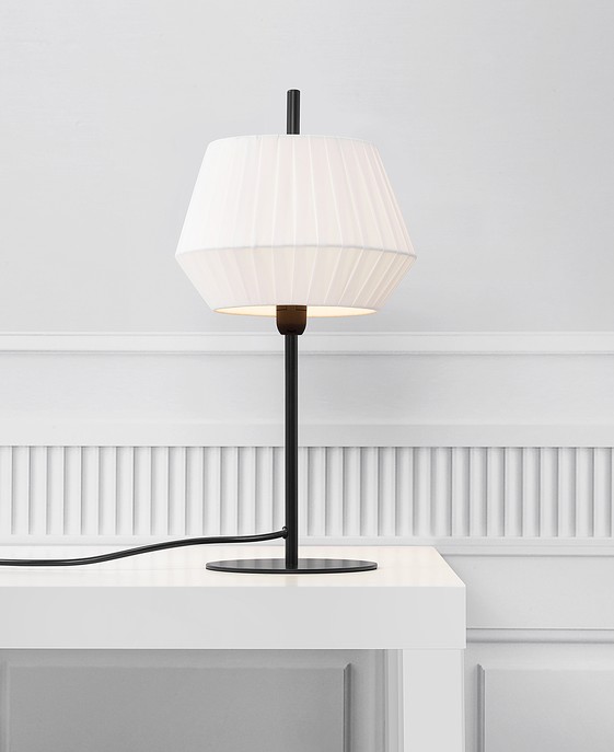 Originálna nástenná lampička Nordlux Dicte s efektom tlmeného svetla, dostupná v bielej alebo béžovej farbe.