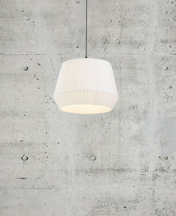 Originálna závesná lampa Nordlux Dicte 40 s efektom tlmeného svetla, dostupná v bielej alebo béžovej farbe.