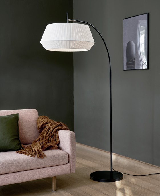 Originálna stojacia lampa Nordlux Dicte s efektom tlmeného svetla, dostupná v bielej alebo béžovej farbe.
