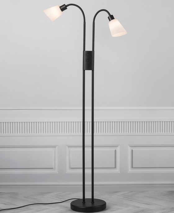 Minimalistická stojacia lampa v kombinácii skla a čierneho kovu Nordlux Molli. Šikmé tienidlá poskytujú rozptýlené svetlo, ramená tienidiel sú navyše nastaviteľné, takže sa bude hodiť v kútiku na čítanie.