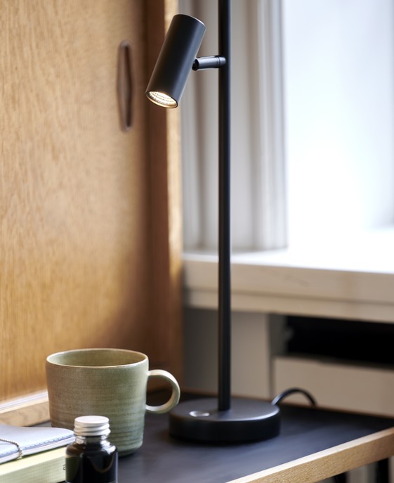Praktické stolové svetlo Omari od Nordluxu využijete pri posteli alebo v kútiku na čítanie. Lampička má nastaviteľnú hlavu na presné svietenie a dotykový stmievač na lampičke na stmievanie.