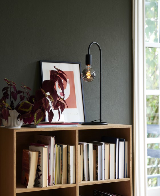 Stolová dekoratívna lampička Paco od Nordluxu v čiernom dizajne. Ideálna v kombinácii s dekoratívnou žiarovkou do čitateľského kútika alebo spálne.