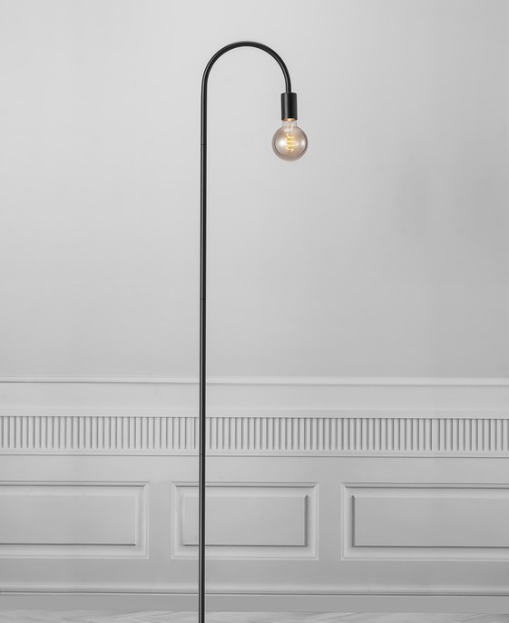Stolová dekoratívna lampa Paco od Nordluxu v čiernom dizajnovom vyhotovení. Ideálna v kombinácii s dekoratívnou žiarovkou do čitateľského kútika alebo spálne.