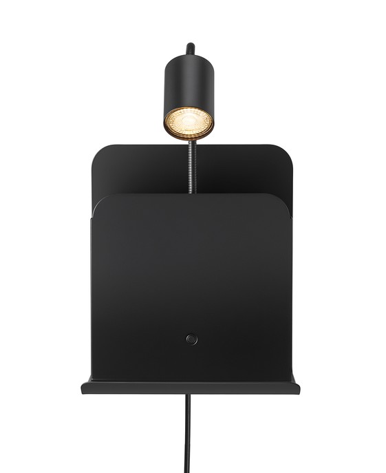 Multifunkčná nástenná lampička Roomi od Nordluxu s priehradkou na časopisy, poličkou na odkladanie vecí, s USB vstupom na dobíjanie a nastaviteľným ramenom na presné nasmerovanie svetelného lúča. K dispozícii v čiernej a bielej farbe.