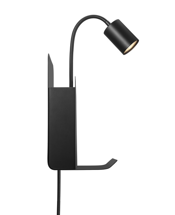 Multifunkčná nástenná lampička Roomi od Nordluxu s priehradkou na časopisy, poličkou na odkladanie vecí, s USB vstupom na dobíjanie a nastaviteľným ramenom na presné nasmerovanie svetelného lúča. K dispozícii v čiernej a bielej farbe.