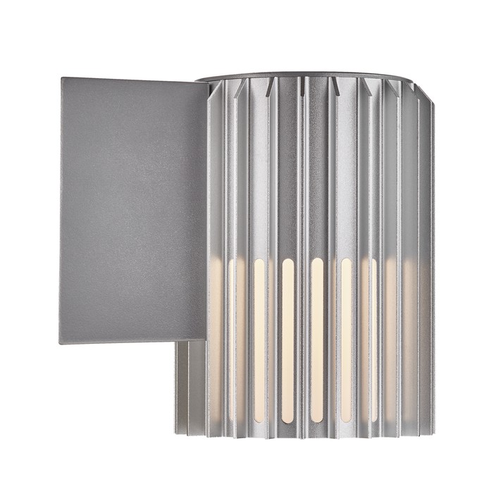 Vonkajšie nástenné svetlo Aludra 16 od Nordluxu v modernom minimalistickom dizajne. Vďaka špecifickému tvaru vytvára v okolí hru svetla a tieňa. Vyrobené z odolného materiálu, dostupné v troch farebných vyhotoveniach – čiernom, mosadznom a hliníkovom. (hliník)
