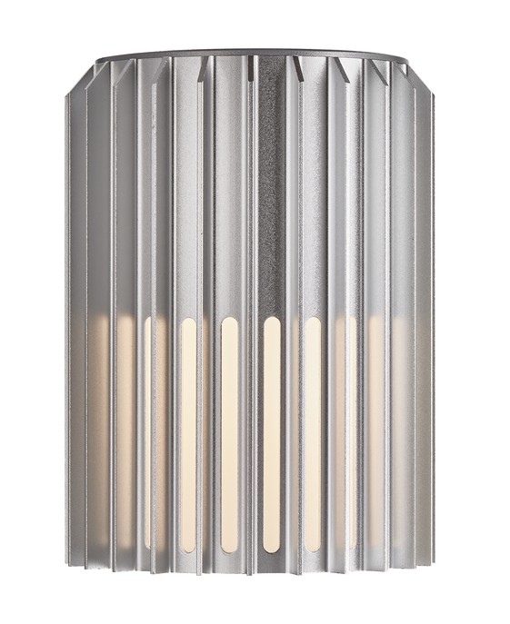 Vonkajšie nástenné svetlo Aludra 16 od Nordluxu v modernom minimalistickom dizajne. Vďaka špecifickému tvaru vytvára v okolí hru svetla a tieňa. Vyrobené z odolného materiálu, dostupné v troch farebných vyhotoveniach – čiernom, mosadznom a hliníkovom.