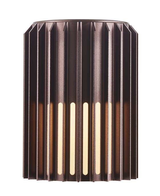 Vonkajšie nástenné svetlo Aludra 16 od Nordluxu v modernom minimalistickom dizajne. Vďaka špecifickému tvaru vytvára v okolí hru svetla a tieňa. Vyrobené z odolného materiálu, dostupné v troch farebných vyhotoveniach – čiernom, mosadznom a hliníkovom.