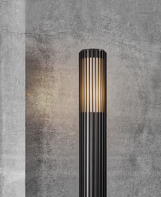 Vonkajší záhradný stĺpik svetla Aludra 95 od Nordluxu v modernom minimalistickom dizajne. Vďaka špecifickému tvaru vytvára na okolí hru svetla a tieňa. Vyrobené z odolného materiálu, dostupné v troch farebných vyhotoveniach – čiernom, mosadznom a hliníkovom.