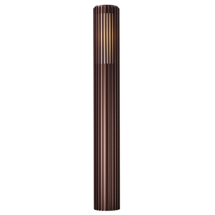 Vonkajší záhradný stĺpik svetla Aludra 95 od Nordluxu v modernom minimalistickom dizajne. Vďaka špecifickému tvaru vytvára na okolí hru svetla a tieňa. Vyrobené z odolného materiálu, dostupné v troch farebných vyhotoveniach – čiernom, mosadznom a hliníkovom. ( tmavá mosadz)