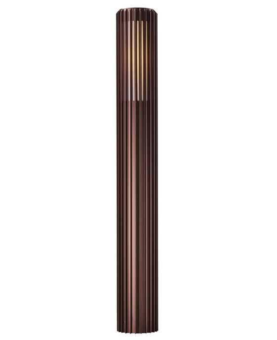 Vonkajší záhradný stĺpik svetla Aludra 95 od Nordluxu v modernom minimalistickom dizajne. Vďaka špecifickému tvaru vytvára na okolí hru svetla a tieňa. Vyrobené z odolného materiálu, dostupné v troch farebných vyhotoveniach – čiernom, mosadznom a hliníkovom.