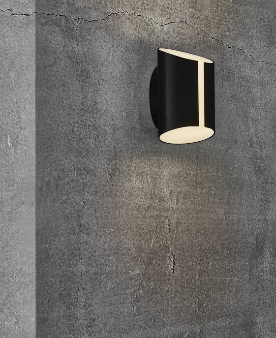Nástenné svietidlo Grip od Nordluxu so šikmým dizajnom. Hodí sa do interiéru aj exteriéru, svieti rozptýleným mäkkým svetlom, ktoré možno stmievať pomocou aplikácie Nordlux Smart Light. K dispozícii v bielej a čiernej farbe.