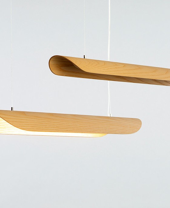 Závesná lampa od Studio Vayehi – Canoe, možnosť výberu zo 4 druhov dreva – dub, štruktúrovaný dub s potlačou, jaseň, orech.