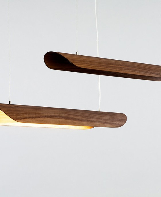 Závesná lampa od Studio Vayehi – Canoe, možnosť výberu zo 4 druhov dreva – dub, štruktúrovaný dub s potlačou, jaseň, orech.