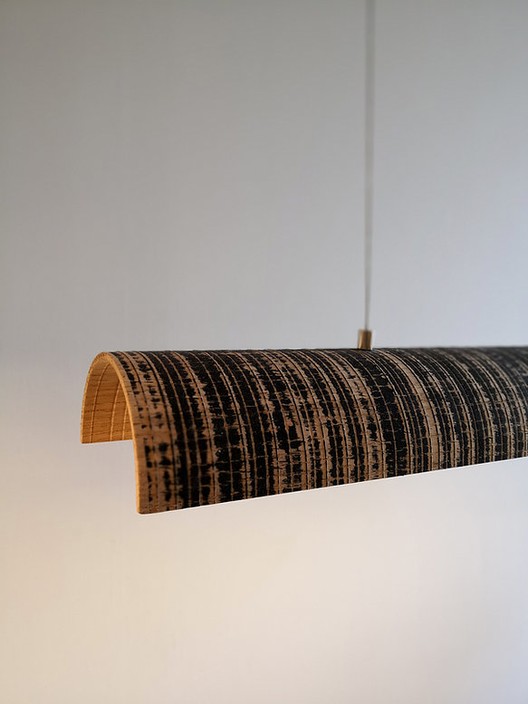 Závesná lampa od Studio Vayehi – Canoe, možnosť výberu zo 4 druhov dreva – dub, štruktúrovaný dub s potlačou, jaseň, orech. (strukturovaný dub s potiskem)